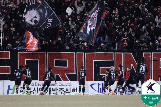 바사니(부천)가 5일 부천종합운동장에서 열린 수원FC와 하나은행 K리그 승강 PO 1차전에서 선제골을 터뜨린 뒤 세리머니를 하고 있다. 사진=한국프로축구연맹