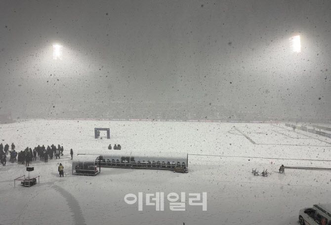 4일 열릴 예정이던 부천FC와 수원FC의 경기는 폭설로 하루 연기됐다.