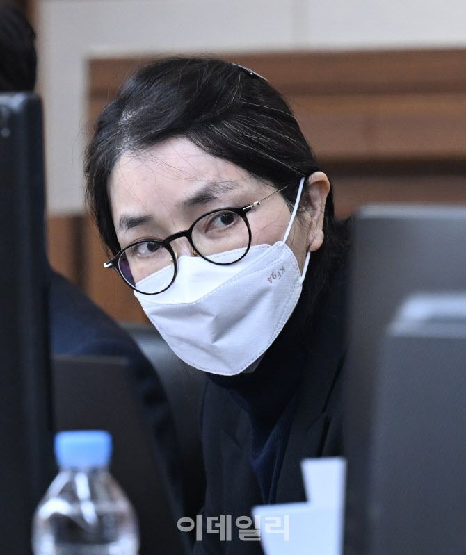 도이치모터스 주가조작과 명태균 공천개입, 통일교 청탁·뇌물 수수 의혹 혐의 등으로 구속기소 된 김건희 씨가 3일 서울 서초구 서울중앙지방법원에서 열린 자본시장법 위반 혐의 결심 공판에 출석해 변호인과 대화하고 있다. (사진공동취재단)