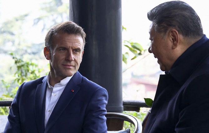 에마뉘엘 마크롱(왼쪽) 프랑스 대통령과 시진핑 중국 국가주석이 5일(현지시간) 중국 남서부 쓰촨성 두장옌 댐에서 비공식 만남을 가진 뒤 대화를 나누고 있다. (사진=AFP)