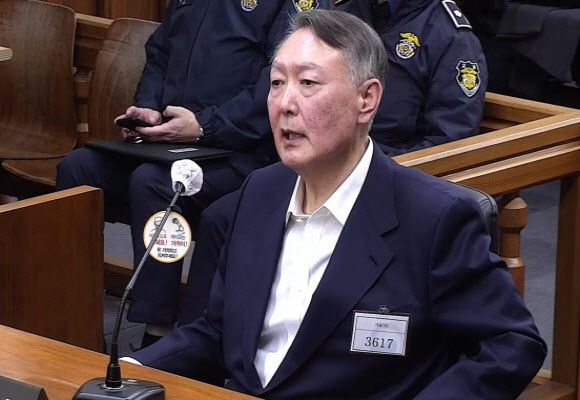 윤석열 전 대통령이 지난 11월 19일 오후 서울 서초구 서울중앙지방법원에서 열린 한덕수 전 국무총리의 내란 중요임무 종사 등 혐의 공판에 증인으로 출석한 모습. (사진=뉴스1)