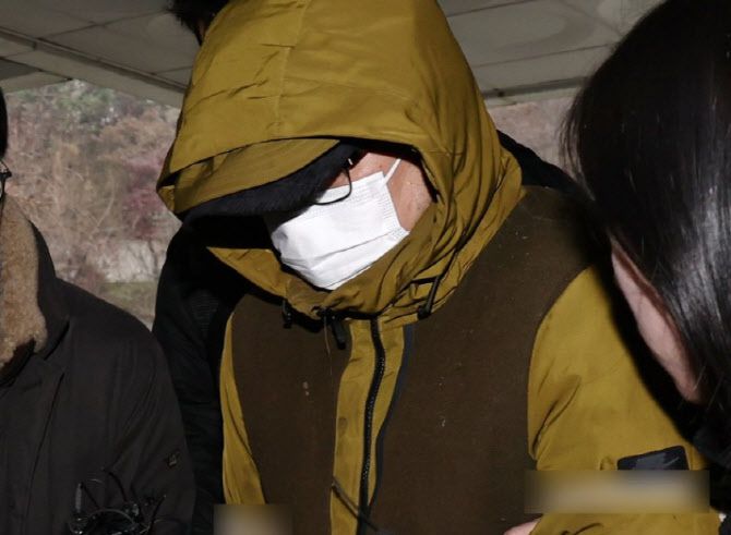 대형 로펌 출신 미국 변호사 A씨가 2023년 12월 6일 서초구 서울중앙지방법원에서 열린 구속 전 피의자 심문(영장실질심사)에 출석하고 있는 모습. (사진=뉴스1)