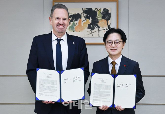 김정관 산업통상부 장관은 5일 서울 용산구 대통령실 접견실에서 르네 하스(Rene Haas) Arm CEO와 한국 반도체·AI 산업 강화를 위한 양해각서 서명식을 진행했다. (사진=산업부)