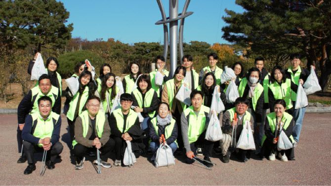 NH아문디자산운용 임직원들이 서울 영등포구 여의도 공원에서 플로깅 활동 후 기념촬영을 하고 있다. (사진=NH아문디자산운용)