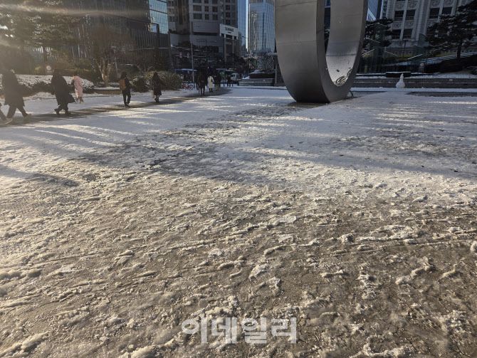 5일 오전 용산역 인근 눈이 쌓인 모습. (사진=염정인 기자)