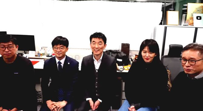 김용현 변호인인 이하상 변호사(가운데)가 권유현 변호사(왼쪽 두번째)와 함께 지난달 19일 유튜브 채널 ‘진격의 변호사들’에 나와 이진관 부장판사를 향해 욕설을 섞어 비난하는 방송을 진행했다.(사진=유튜브 ‘진격의 변호사들’ 캡처)