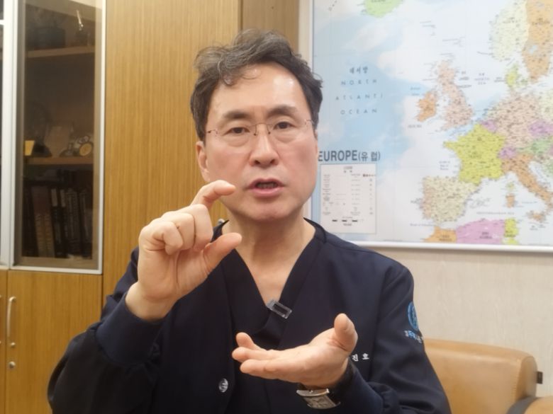 제진호 연세무척나은병원장이 지난 21일 이데일리와 단독 인터뷰 중이다. (사진=김지완 기자)