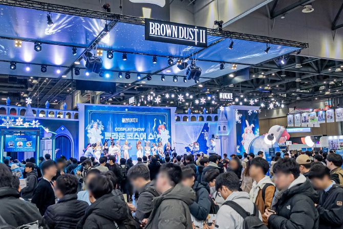 일산 킨텍스에서 열린 애니 게임 전시회 ‘AGF 2025’에서 5일 ‘브라운 더스트’ 부스에 관람객이 붐비고 있다. (사진=네오위즈)