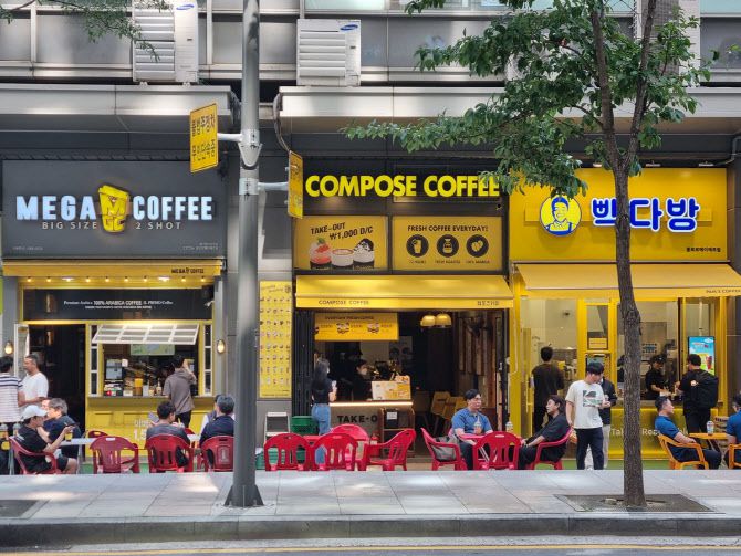 광화문역 인근 빌딩에 나란히 있는 저가 커피 매장 (사진=연합뉴스)