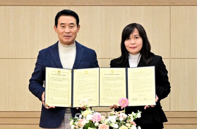 백영현 시장(왼쪽)과 소성숙 포천교육지원청 교육장이 협약서를 들고 기념촬영을 하고 있다.(사진=포천시 제공)