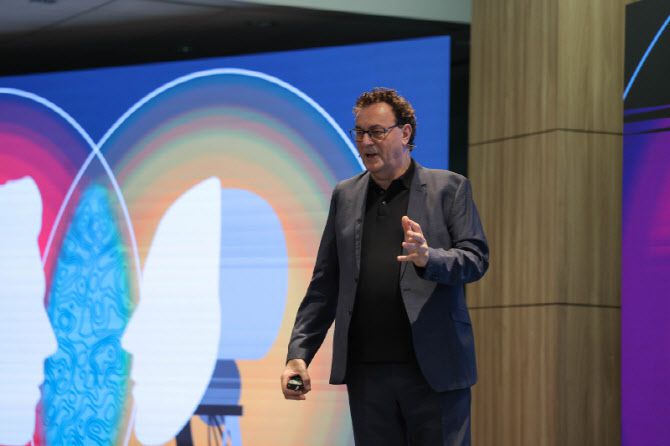 게르트 레온하르트 더퓨처스에이전시 대표가 5일 서울 강남구 삼성동 코엑스에서 열린 AI 콘텐츠 페스티벌 2025에서 기조연설을 하고 있다.(사진=한국콘텐츠진흥원)