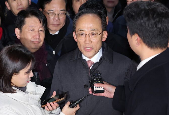 12·3 비상계엄 해제 요구안 표결 방해 의혹을 받는 추경호 국민의힘 의원이 지난 3일 새벽 구속 영장이 기각된 후 경기도 의왕시 서울구치소를 나서며 발언하고 있다. (사진=연합뉴스)