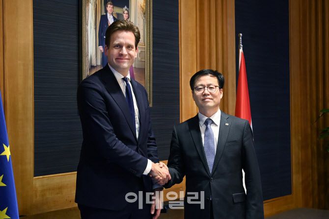 여한구 산업통상부 통상교섭본부장이 3일(현지시간) 네덜란드 덴하그에서 빈센트 피터 헤르트 카레만스(Vincent Pieter Geert Karremans) 네덜란드 경제부 장관과 면담을 갖고, 양국 간 통상협력 방안을 논의했다. (사진=산업부)