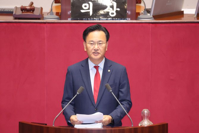 국민의힘 유상범 의원이 27일 국회 본회의에서 국회법 개정안에 대한 무제한토론을 하고 있다. (사진 = 연합뉴스)