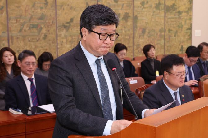 편장완 한국예술종합학교 총장이 지난 11월 28일 서울 여의도 국회에서 열린 문화체육관광위원회 전체회의에서 학교폭력 가해자 기록이 있는 수험생이 합격한 것과 관련해 현안보고를 하고 있다. (사진=연합뉴스).