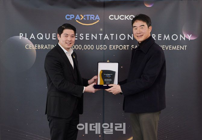 쿠쿠 구본학 대표(우)가 CP 엑스트라 타닛 치라바논 대표(좌)에게 감사패를 전달했다.(사진=쿠쿠)