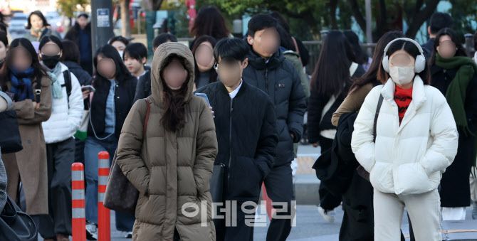 [이데일리 방인권 기자] 내륙 곳곳에 한파주의보가 발효된 3일 서울 광화문 네거리에서 시민들이 잔뜩 움츠린 채 이동하고 있다.