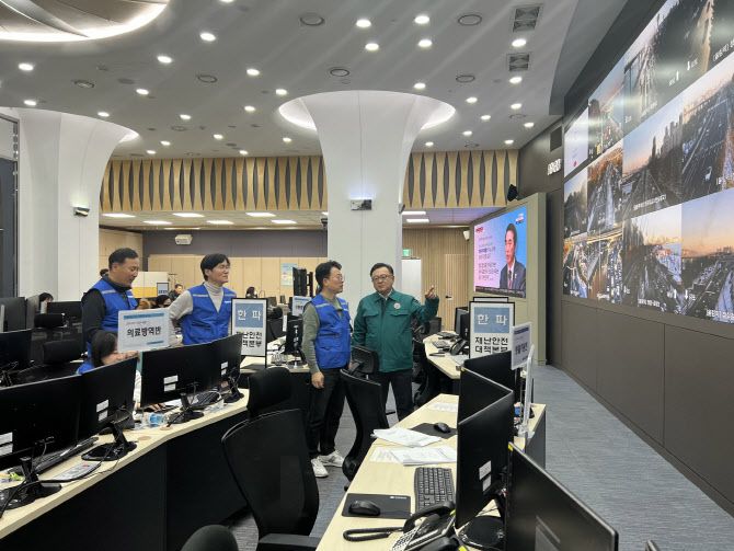 김성보 서울시 행정2부시장이 5일 오전 서울시청 지하 3층 제설 종합대책 상황실을 찾아 주요 간선도로의 교통종합상황을 확인하고 있다. (사진=서울시 제공)
