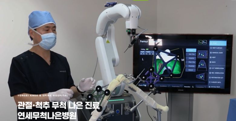 제진호 원장이 큐렉소의 큐비스-조인트를 사용 중이다. (출처=연세무척나은병원 홈페이지)