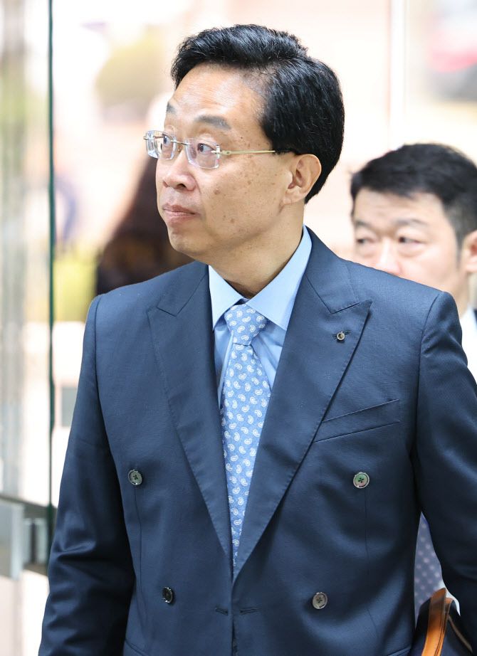 ‘억대 금품 수수’ 혐의를 받는 전준경 전 민주연구원 부원장이 지난해 3월 28일 서울 서초구 서울중앙지방법원에서 열린 구속 전 피의자 심문(영장실질심사)에 출석하고 있다. (사진=뉴시스)