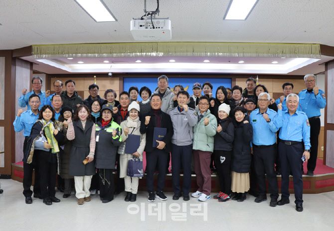 강북경찰서 직원들과 관내 주민 협력단체가 4일 간담회 이후 사진 촬영을 하고 있다. (사진제공=강북경찰서)