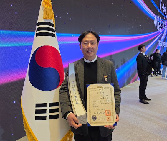 김종익 딜리버드코리아 대표가 대통령 표창 수상 후 기념촬영을 하고 있다. (사진=딜리버드코리아)