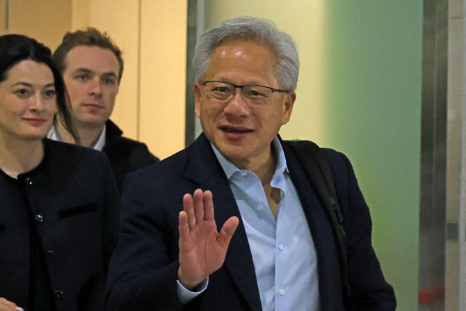 젠슨 황 엔비디아 최고경영자(CEO)가 10월 31일 포항경주공항에서 출국하고 있다.(사진=연합뉴스)