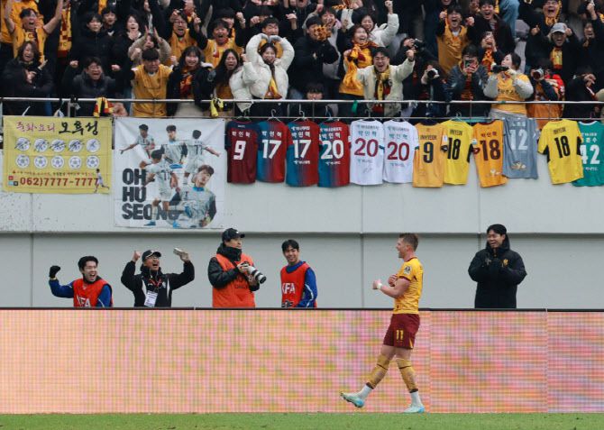 동점이야 (서울=연합뉴스) 한종찬 기자 = 6일 오후 서울 마포구 월드컵로 서울월드컵경기장에서 열린 광주FC와 전북현대의 2025 하나은행 코리아컵 결승전. 광주 프리드욘슨이 골을 넣은 뒤 기뻐하고 있다. 사진=연합뉴