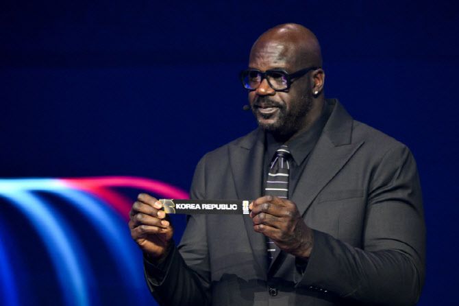 NBA 전설 샤킬 오닐이 6일(한국시간) 미국 워싱턴DC 케네디센터에서 열린 2026 북중미 월드컵 조 추첨에서 한국을 뽑고 있다. 사진=AFPBB NEWS
