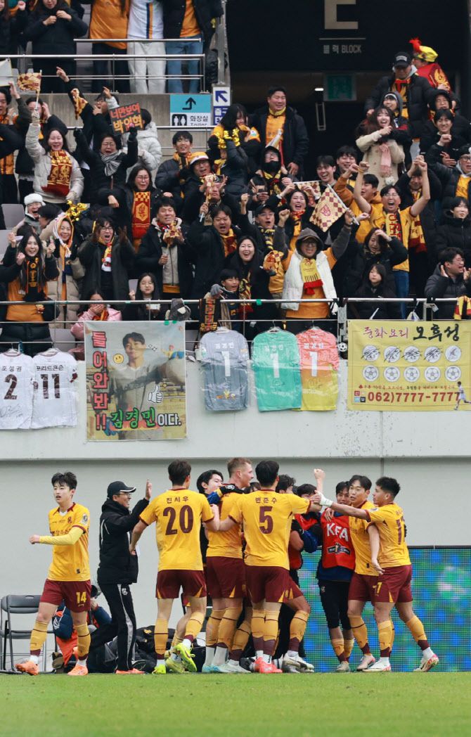 6일 오후 서울 마포구 월드컵로 서울월드컵경기장에서 열린 광주FC와 전북현대의 2025 하나은행 코리아컵 결승전. 광주 프리드욘슨이 골을 넣은 뒤 기뻐하고 있다. 사진=연합뉴스