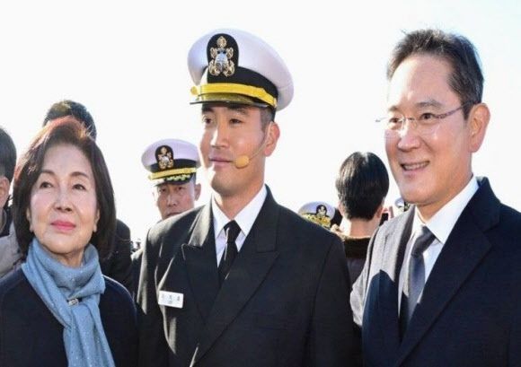 이재용 삼성전자 회장(오른쪽)과 홍라희 리움미술관 명예관장(왼쪽)이 지난 달 28일 오후 경남 창원시 진해구 해군사관학교 연병장에서 열린 '제139기 해군해병대 사관후보생 수료 및 임관식'에서 이지호 신임 소위(가운데)와 기념사진을 찍고 있다. (사진=연합뉴스)