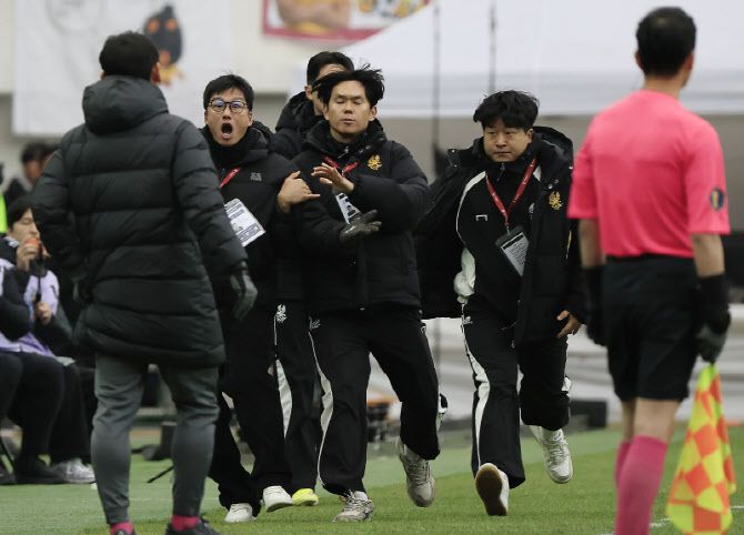 이정효 광주FC 감독이 6일 서울월드컵경기장에서 열린 전북현대와 2025 하나은행 코리아컵 결승전에서 심판 판정에 항의하고 있다. 사진=뉴스1