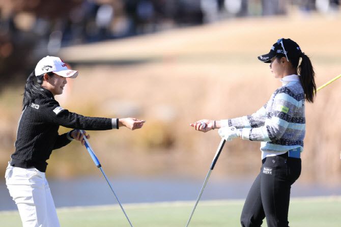 왼쪽부터 황유민, 박현경(사진=대회조직위 제공)