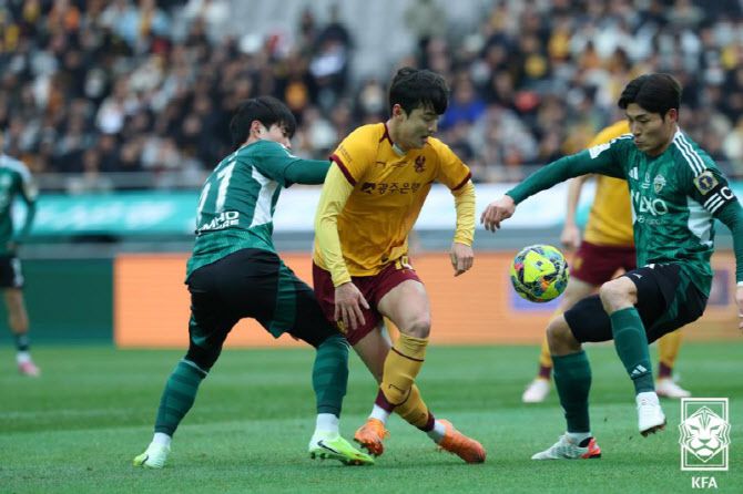 광주FC와 전북 현대 선수들이 6일 서울월드컵경기장에서 열린 광주FC와 2025 하나은행 코리아컵 결승전에서 경합을 펼치고 있다. 사진=대한축구협회