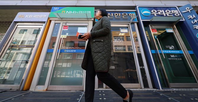 은행 점포 ATM기 앞을 한 시민이 걸어가고 있다. [사진=이데일리DB]