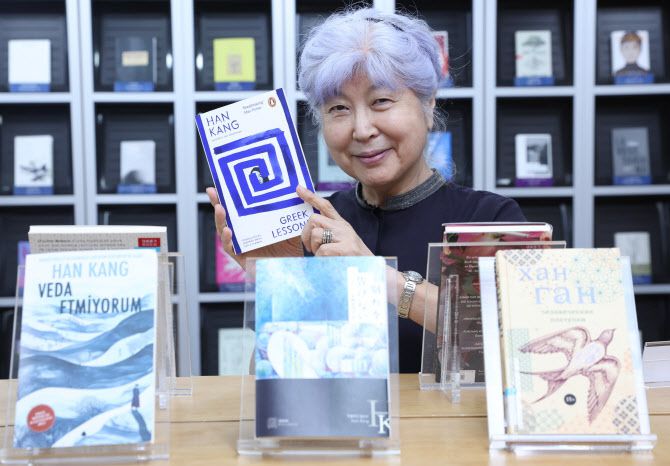 전수용 한국문학번역원 원장이 한강의 책을 들여보이고 있다(사진=이데일리 노진환 기자).