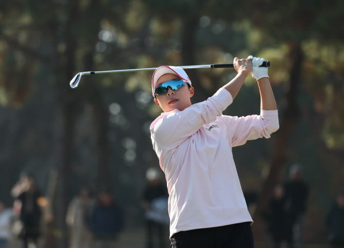 김효주가 7일 부산 기장군의 아시아드CC에서 열린 ‘백송홀딩스·부산일보 채리티 매치’에서 아이언 샷을 날리고 있다.(사진=대회조직위 제공)