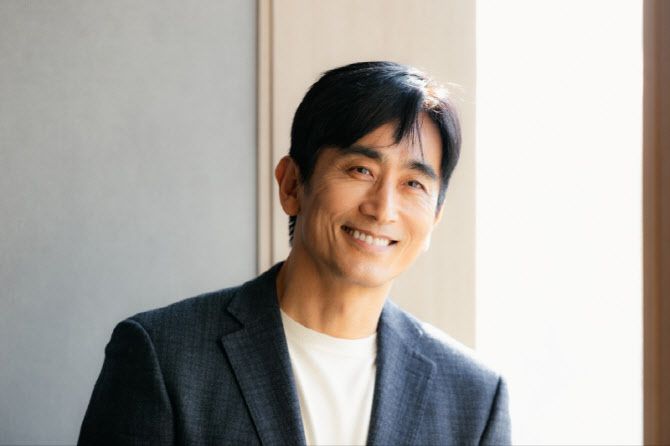 부싯돌상을 수상한 갓을 대표해 수상에 나서는 배우 겸 작가 차인표.