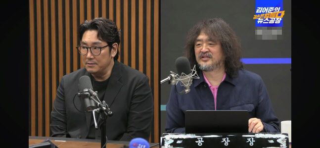 지난 8월 유튜브 ‘김어준의 겸손은힘들다 뉴스공장’에 출연한 배우 조진웅 씨 (사진=유튜브 영상 캡처)