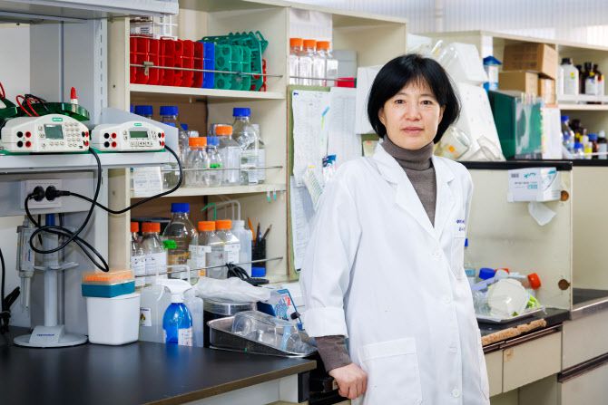 박 교수의 어려움에 실험실의 실험대와 1회성 소모품 등을 주변에서 기부해줘서 실험을 이어갈 수 있었다.(사진=경희대)