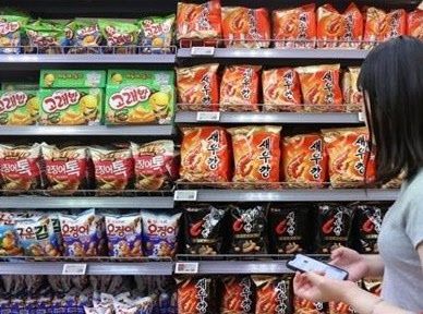 한 대형마트에 과자가 진열돼 있다. (사진=연합뉴스)