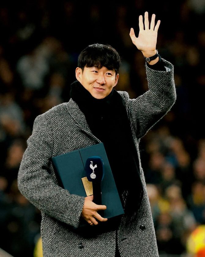 토트넘 팬들에게 인사를 전하는 손흥민. 사진=토트넘 구단 SNS