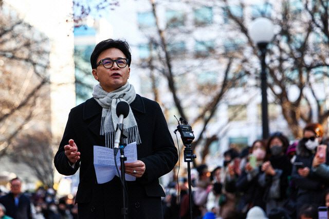 한동훈 전 국민의힘 대표가 3일 서울 여의도 국회도서관 인근 쪽문에서 12·3 비상계엄 1주년 기자회견을 하고 있다. (사진=뉴시스).