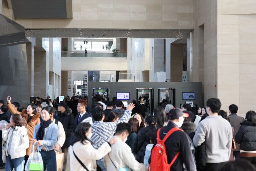 11일 서울 용산구 국립중앙박물관에서 관람객들이 전시관을 둘러보고 있다. 이날 국립중앙박물관은 올해 연간 관람객 600만 명을 돌파했다고 밝혔다. (사진=연합뉴스)