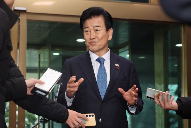 정동영 통일부 장관이 11일 서울 종로구 정부서울청사로 들어서며 통일교 금품수수 의혹에 대해 입장을 밝히고 있다. [연합뉴스 제공]