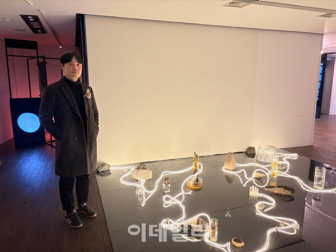 임승균 작가와 화성시 우정읍 매향리에서 수집한 탄피를 현대미술로 재해석한 임승균 작가의 작품 ‘타이드 풀’(Tide pool)(사진=이민하 기자)