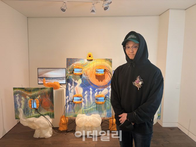 김류 작가와 AI 기반 작품으로 인간의 기술 활용에 대해 질문을 던지는 작품 ‘데우스 엑스 마키나’(Deus Ex Machina)(사진=이민하 기자)