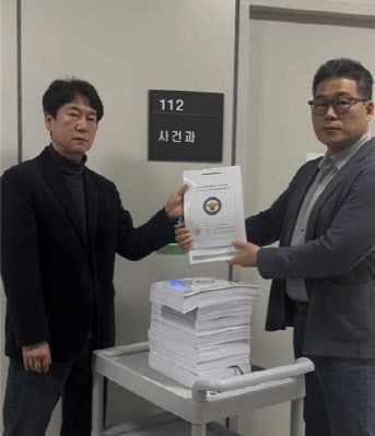 지난 9일 압수수색 영장을 신청하는 백해룡 경정(오른쪽) (사진=백해룡 경정 제공)