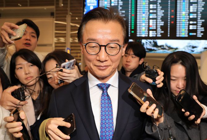 전재수 해양수산부 장관이 11일 ‘유엔해양총회’ 유치 활동을 마치고 귀국해 취재진 질문을 받으며 이동하고 있다. 전재수 장관은 이날 사의를 표명했다. (사진=연합뉴스)