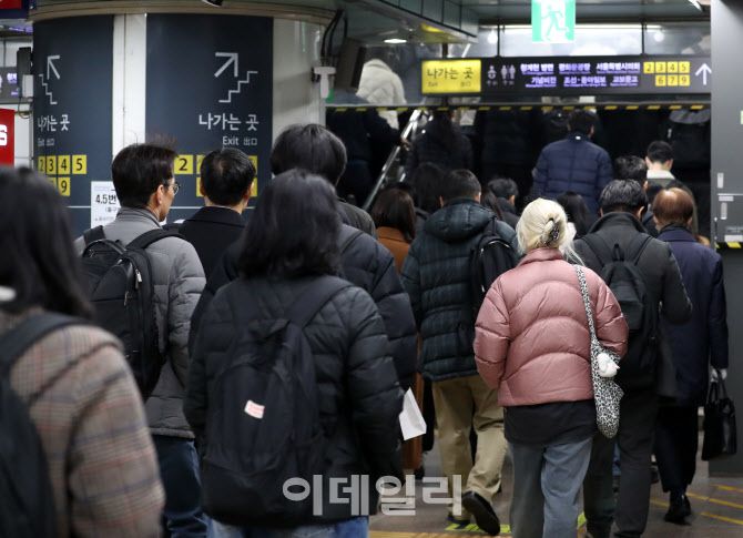 서울 광화문역에서 시민들이 지하철을 이용하고 있다.(사진=김태형 기자)